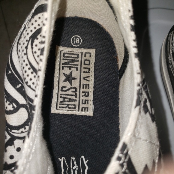 ♡♡USED♡♡ Snazzy Converse - Picture 3 of 3